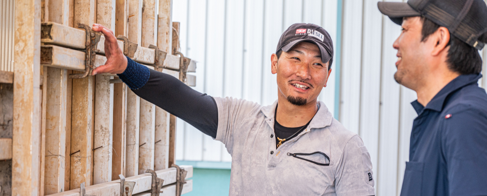 笑顔で仕事をする様子