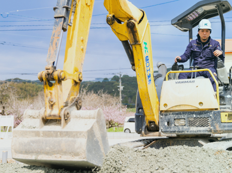 ショベルカーによる土木工事一式の施工風景