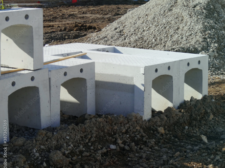 外構工事一式で側溝ブロックを設置する施工風景