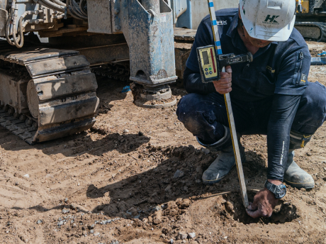 地盤改良工事一式で地盤調査を行う作業風景