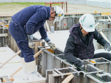 型枠工事一式でコンクリート型枠を組み立てる施工風景