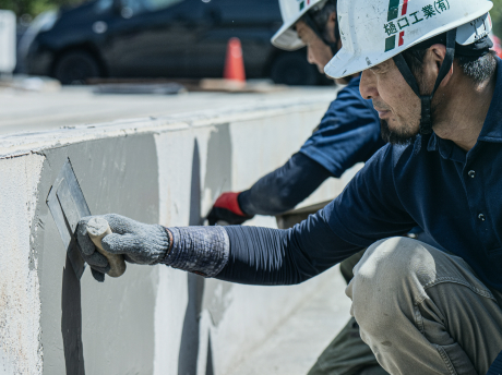 左官工事一式で外壁を仕上げている作業風景