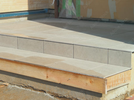 タイル工事一式で玄関ポーチを施工した仕上がり