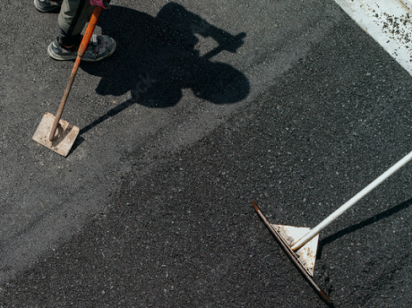 造成工事一式で地面を整地している施工風景